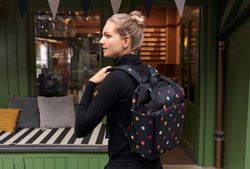 Mochila urbana versátil R dots Reisenthel